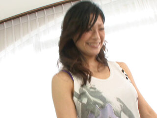 Ryo Sasaki milf gets a nice ball licking cumshot!
